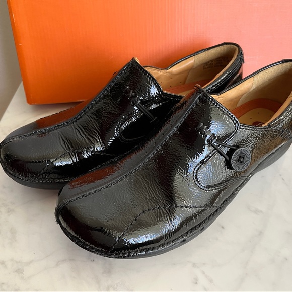 Clarks Unstructured Black Patent Leather Un Loop Clogs Slip-On Shoes 8.5 N - Picture 9 of 11